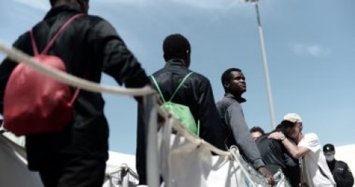 مفوضية اللاجئين تنقل 130 شخصًا من ليبيا إلى النيجر