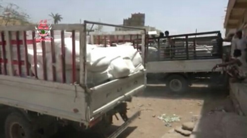 هلال الإمارات يوزع مساعدات غذائية على أهالي الحديدة