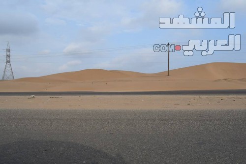 سائقو المركبات بلحج لـالمشهد العربي: نعاني من الكثبان الرملية التي تعيق الحركة   