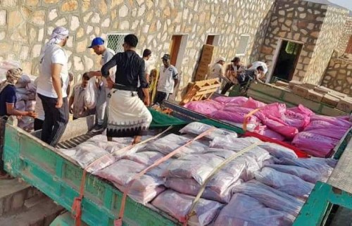 قوافل مساعدات خليفة الإنسانية بسقطرى تستهدف أهالي مركز عمدهن (صور)