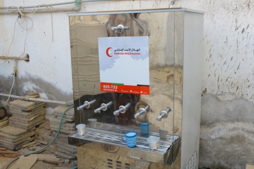 بدعم إمارتي.. تركيب برادات مياه في مساجد عدن (صور)