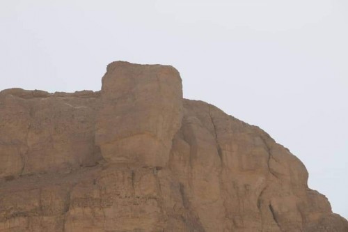 صخرة تثير الرعب بمنطقة حورة بوادي حضرموت (صور) 