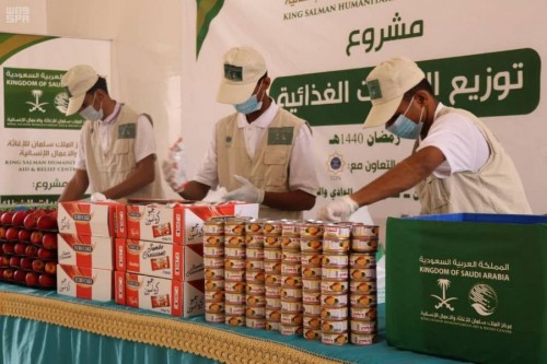 بدعم سعودي..توزيع أكثر من 1500 وجبة جاهزة بمأرب
