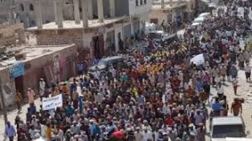 تظاهرة حاشدة في سقطرى لتأييد التحالف العربي والمطالبة برحيل المحافظ