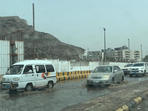 عدسة المشهد العربي ترصد سبب انقطاع الكهرباء عن نصف مديريات عدن