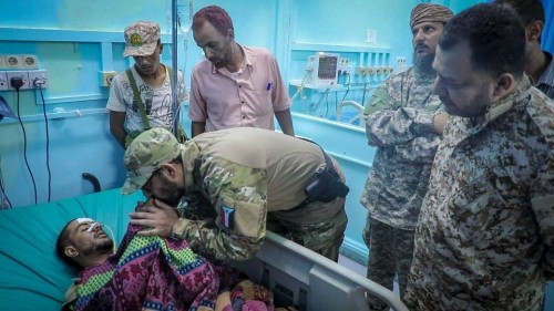في لفتة إنسانية.. بن بريك يزور مصابي معارك عدن بمستشفى باصهيب (صور)