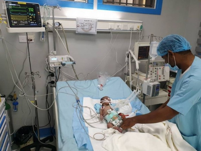 فريق طبي سعودي ينقذ طفلة يمنية من الموت