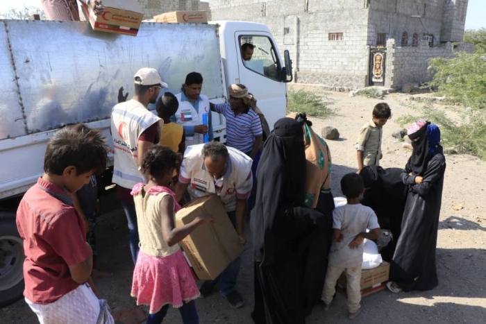 بدعم إماراتي..توزيع مساعدات على المتضررين من القصف الحوثي على المخا (صور)