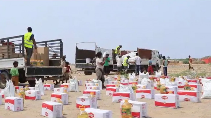 قافلة إنسانية إماراتية تُغيث مخيم العليلي بالخوخة (فيديو)