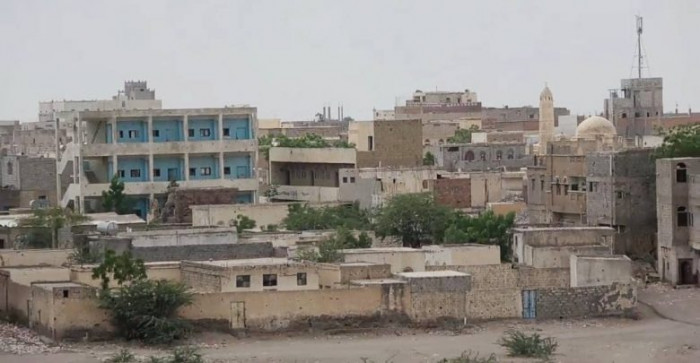 قذيفة حوثية تسقط على منزل مواطن في حيس