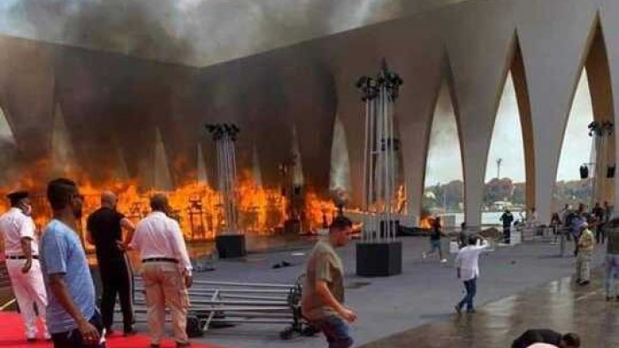 اشتعال النيران في ساحة مسرح بلازا الذي يستضيف مهرجان الجونة السينمائي المصري
