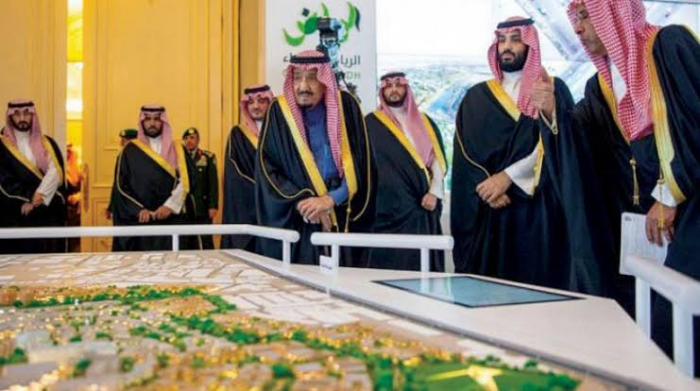 العاهل السعودي الملك سلمان بن عبدالعزيز، يستمع لشرح ولي العهد، الأمير محمد بن سلمان، عن مبادرة السعودية الخضراء