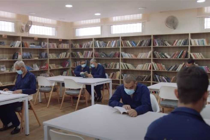 مكتبة في مجمع سجون وادي النطرون في مصر