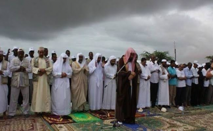 المصلون في السعودية يؤدون صلاة الاستقساء