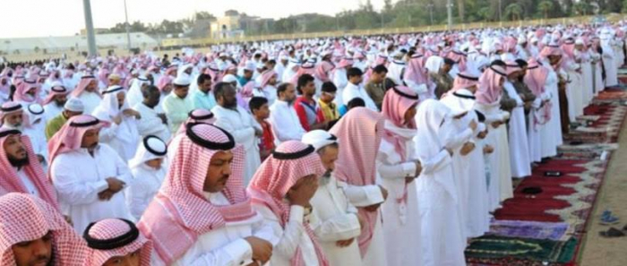 المصلون في السعودية يؤدون صلاة الاستقساء