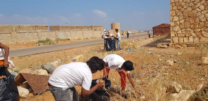 الأول مشاة بحري يتبى حملة لرفع المخلفات بسقطرى