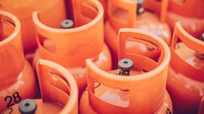 أسطوانات الغاز التجارية برتقالية في المعلا