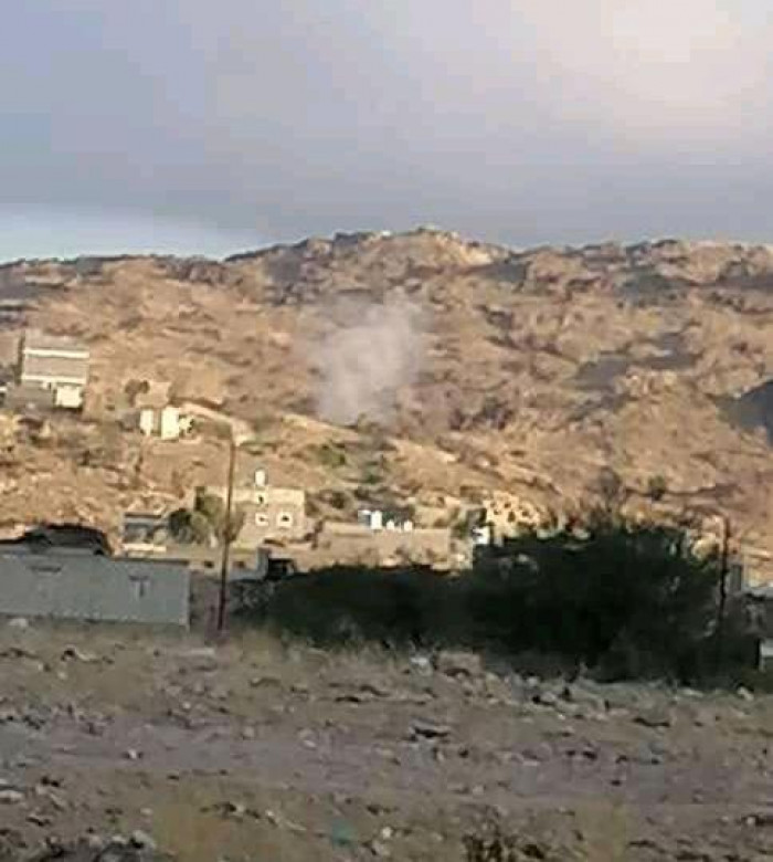 مدفعية مليشيا الحوثي تعتدي على قرية الحيد