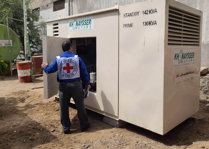 الصليب الأحمر تسلم مولدا كهربائيا لـ مياه الحديدة