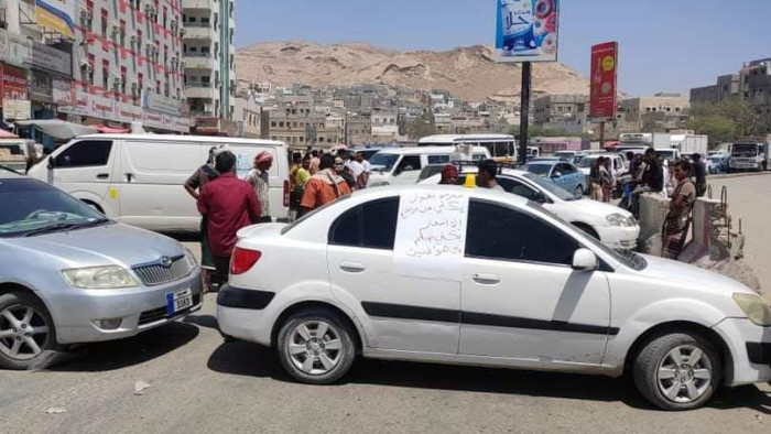 احتجاجا على أسعار الوقود.. توقف حركة المرور بالمكلا