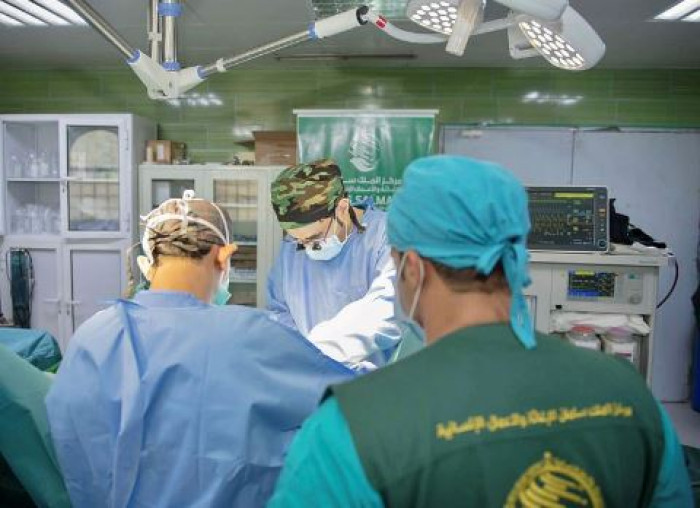 أطباء سلمان للإغاثة يجرون 18 جراحة مسالك بولية بالمكلا