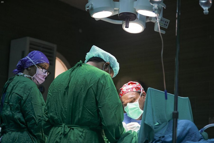 إنجاز حملة سلمان للإغاثة لجراحات المسالك البولية بالمكلا