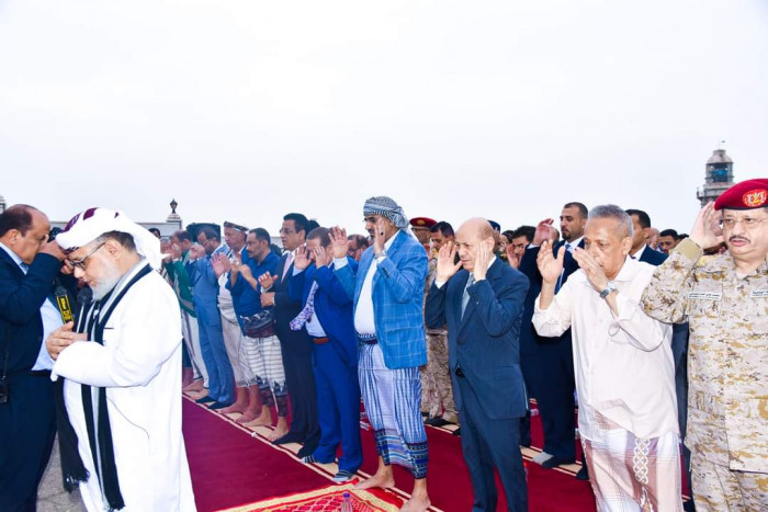 الرئيس الزُبيدي يؤدي صلاة العيد بقصر المعاشيق