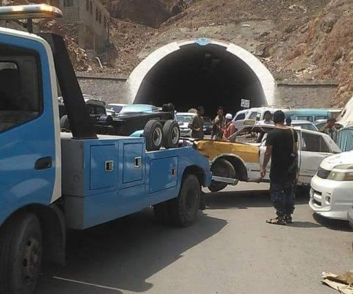 سحب السيارات المتهالكة من القلوعة في عدن