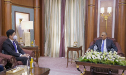 الرئيس الزُبيدي يطالب الصين بزيادة استثماراتها بقطاع الطاقة