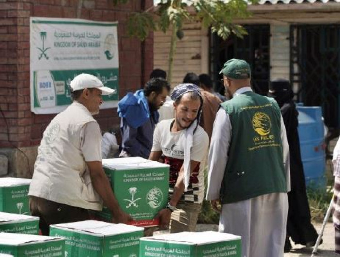 توزيع مساعدات غذائية على 1437 أسرة بسقطرى