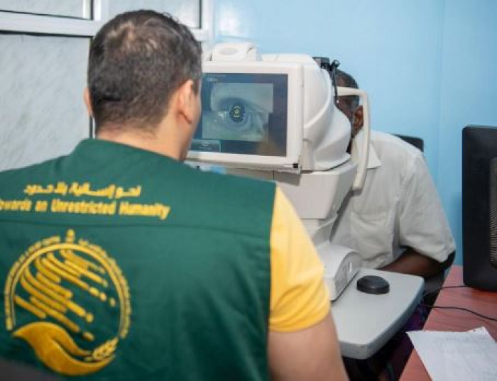 فريق طبي سعودي يقيم مخيما لجراحة المخ في المكلا