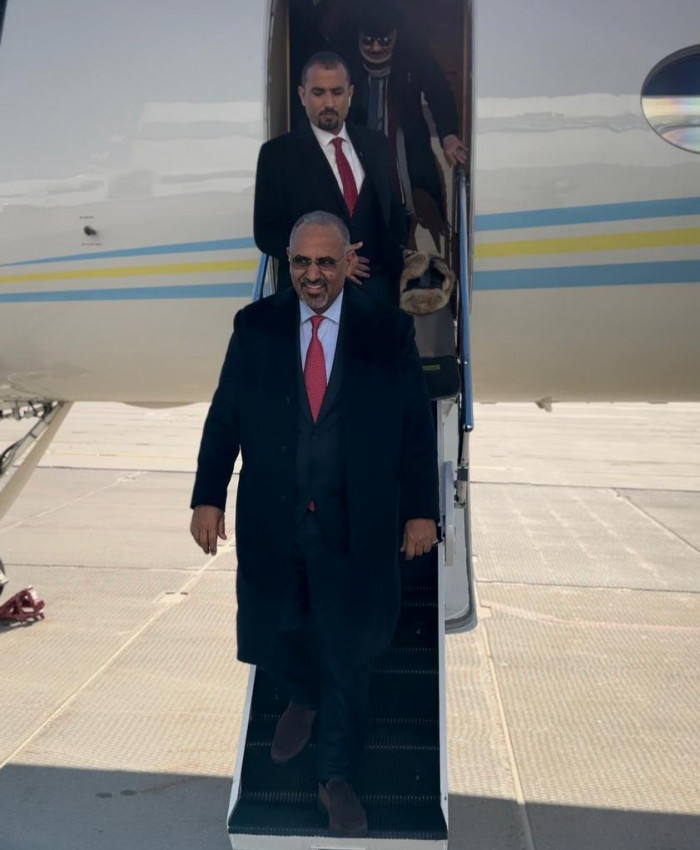 الرئيس عيدروس الزُبيدي يصل إلى موسكو