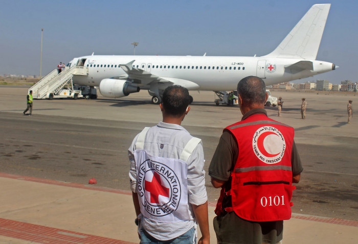 طائرة للصليب الأحمر تنقل 49 أسيرا حوثيا من مأرب لصنعاء