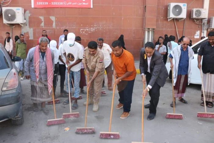 انتقالي حضرموت يدشن حملة تطوعية لتنظيف شوارع المكلا