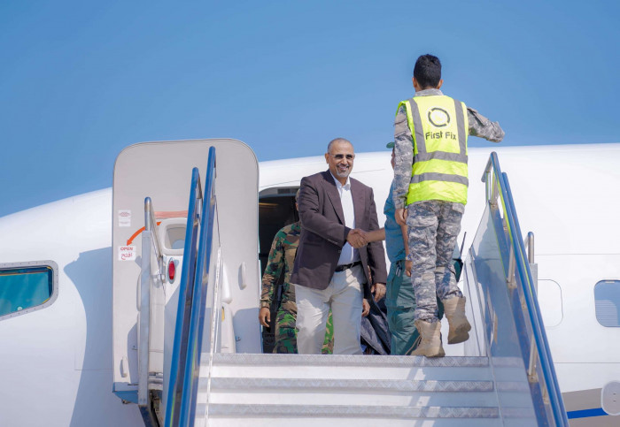 بعد جولة خارجية.. عودة الرئيس الزُبيدي إلى العاصمة عدن