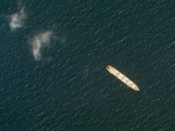 حادث بحري جديد قبالة سواحل الحديدة ورصد انفجار صواريخ