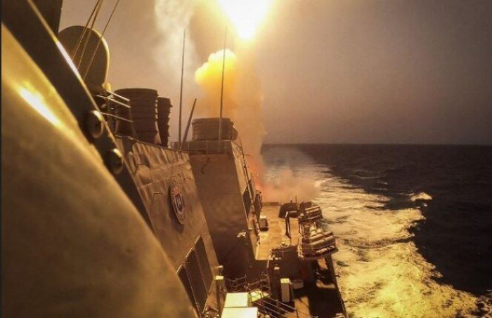 أمريكا توجه ضربتين لتدمير صاروخين حوثيين مضادين للسفن