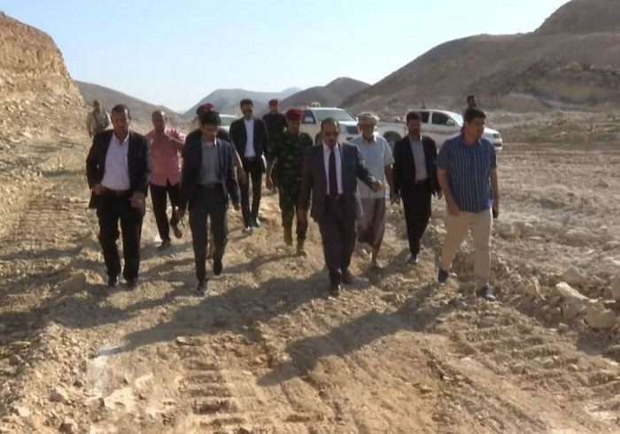 محافظ حضرموت يطمئن على سير مشروع طريق الغليلة - المقلب - امبيخة