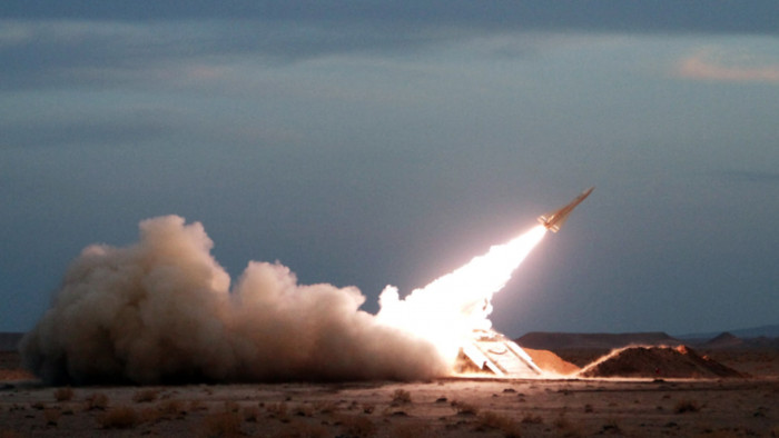 لحظة إطلاق صواريخ أمريكية على أهداف حوثية