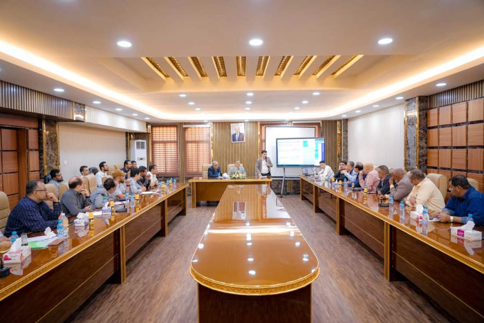 اجتماع محافظ عدن بمكتب الضرائب حول ربطه بمركز التنمية