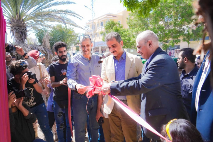 محافظ عدن يفتتح أعمال مشروعين خدميين في العاصمة