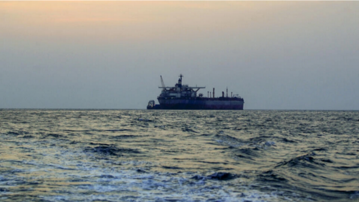 الأمواج تجرف السفينة ترو كونفيدانس بعد استهدافها من الحوثي