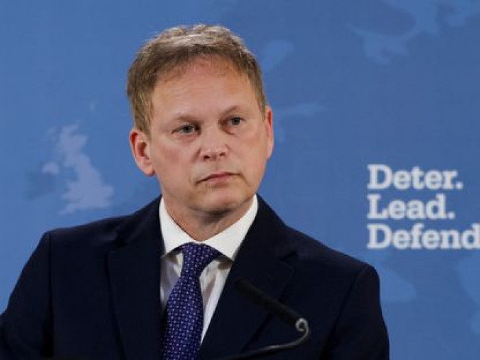 وزير الدفاع البريطاني: نتقدم الرد الدولي على هجمات الحوثي