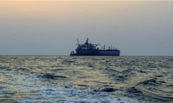 مليشيا الحوثي تستهدف سفينة تجارية جنوبي المخا