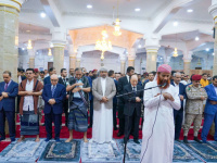 الرئيس الزُبيدي يؤدي صلاة العيد في جامع الرئاسة بمعاشيق