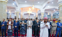 الرئيس الزُبيدي يؤدي صلاة العيد في جامع الرئاسة بمعاشيق