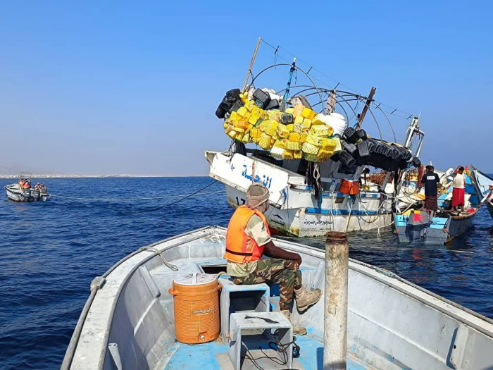 خفر سواحل الشحر ينقذ طاقم العبري النجمة من الغرق