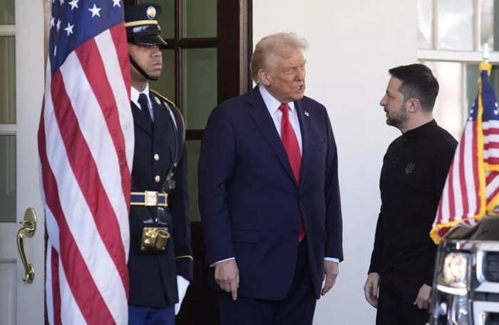 حتماً سيكون هناك تنازلات.. ترامب يصدم زيلينسكي في البيت الأبيض حتماً سيكون هناك تنازلات.. ترامب يصدم زيلينسكي في البيت الأبيض
