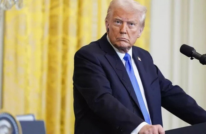 ترامب: مستعد لعقد اجتماع ثلاثي مع بوتين وزيلينسكي ترامب: مستعد لعقد اجتماع ثلاثي مع بوتين وزيلينسكي