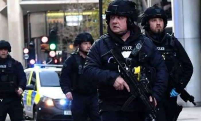 الشرطة البريطانية تعثر على أجهزة مشبوهة بعد إطلاق النار على رجل مسلح بمنشار كهربائي الشرطة البريطانية تعثر على أجهزة مشبوهة بعد إطلاق النار على رجل مسلح بمنشار كهربائي